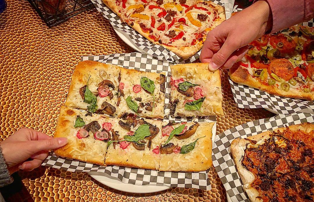 Celebre el Día Nacional de la Pizza todos los días con estas pizzas veganas en Las Vegas.  Para obtener más platos veganos en Las Vegas, visite www.vegansbaby.com
